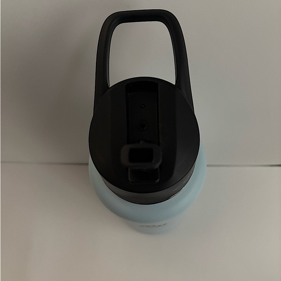 NEVER USED SKY BLUE BOTTLE WITH BLACK LID AND FLIP SPOUT.  32 oz - Picture 3 of 6